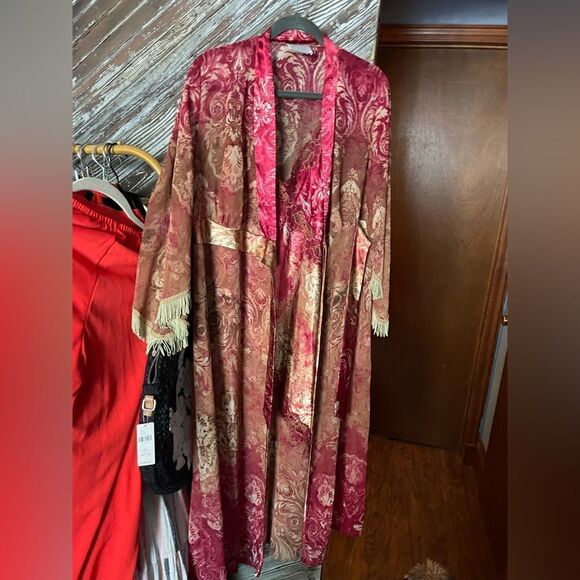1990’s burgundy printed fridge front tie robe with matching nightgown - Picture 6 of 13
